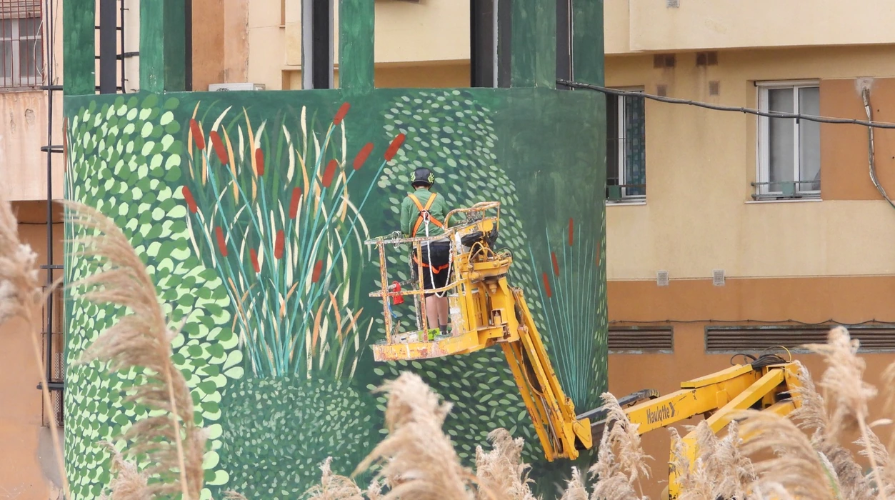 Proceso de creación de mural de arte ambiental