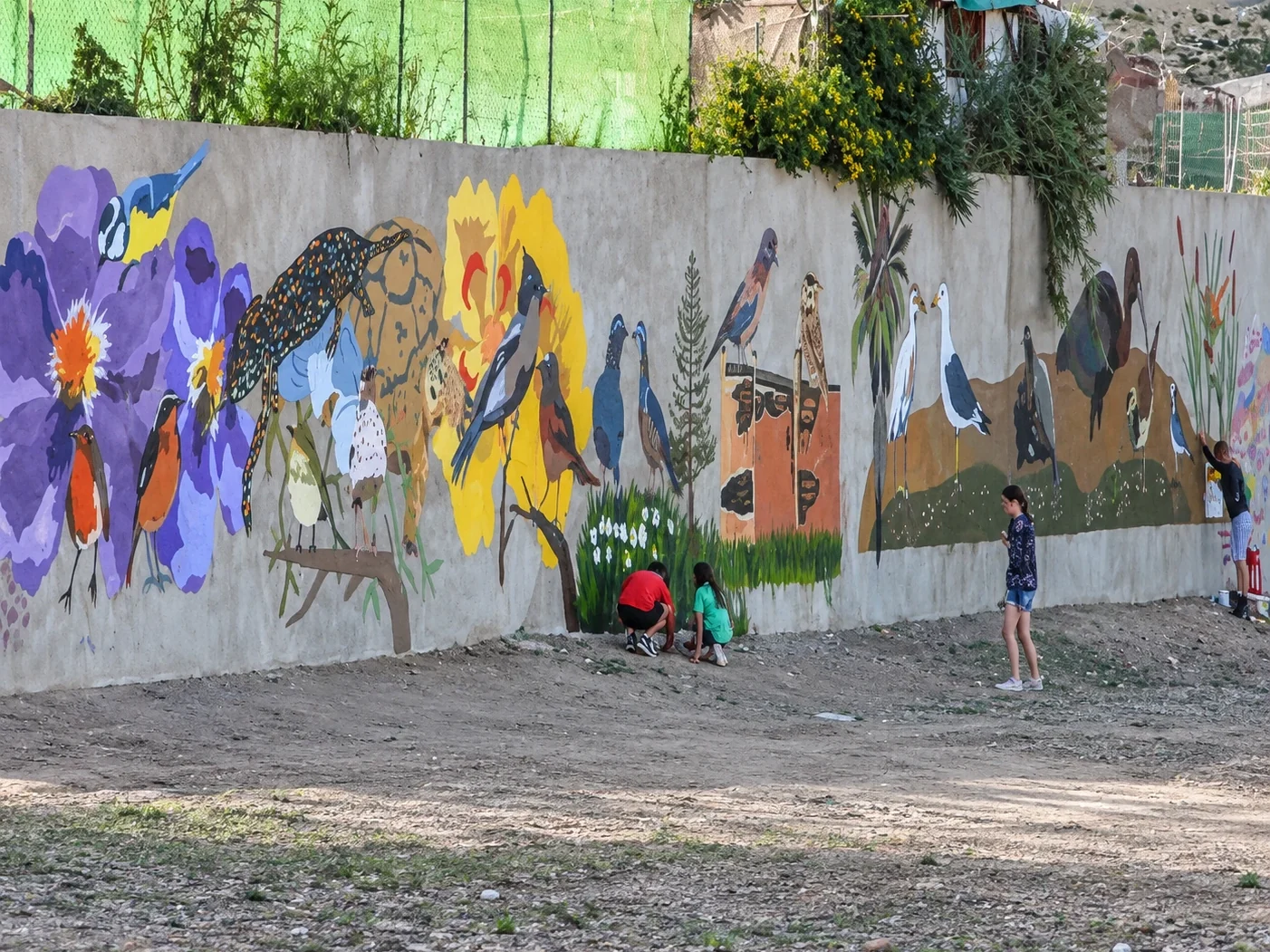 Mural medioambiental sobre biodiversidad y aves migratorias en Melilla