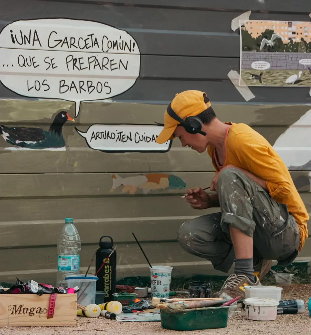 Lidia Toga trabajando en un mural vinculado al territorio y la biodiversidad