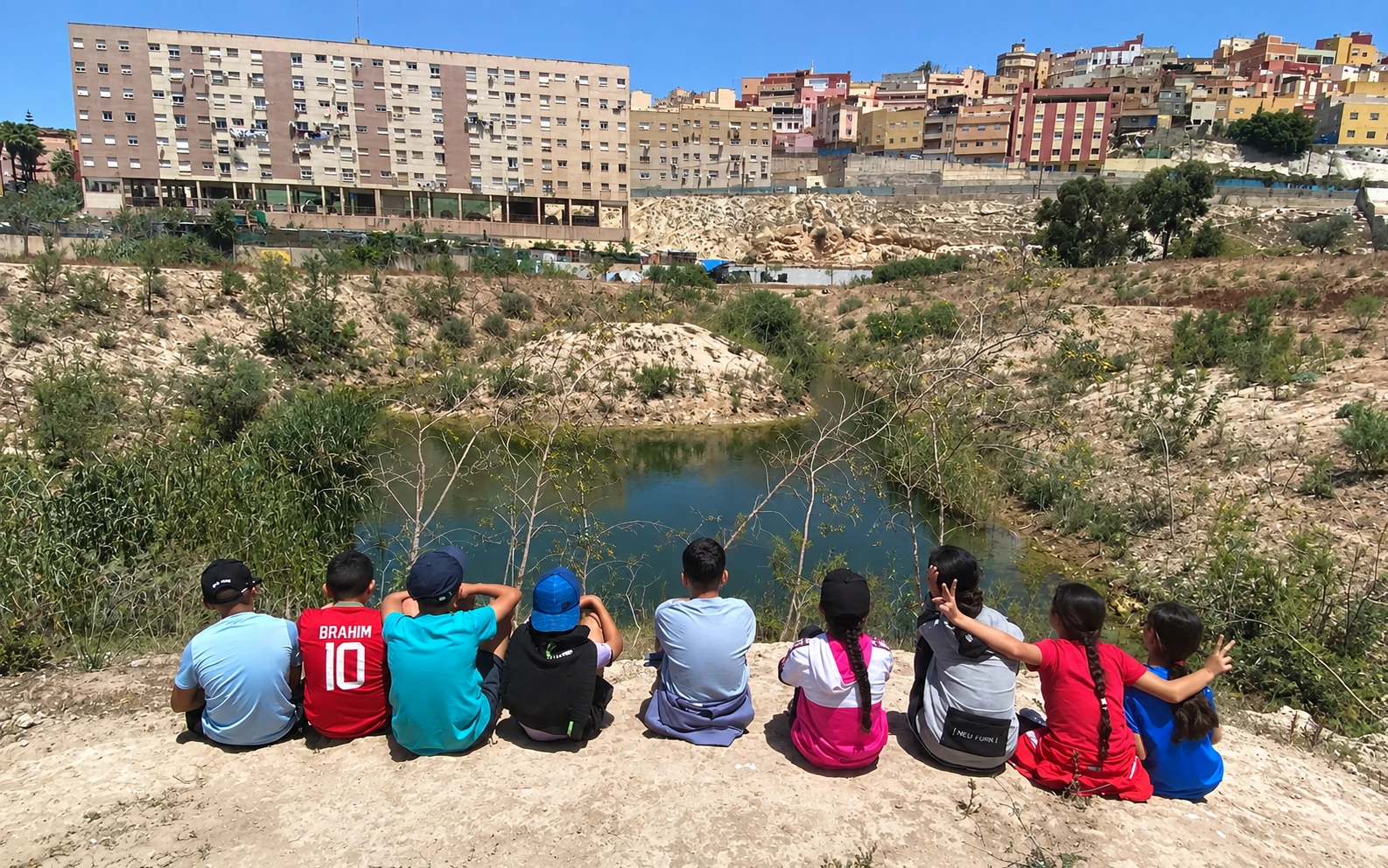 Niños observando el Río de Oro en una actividad de educación ambiental en Melilla
